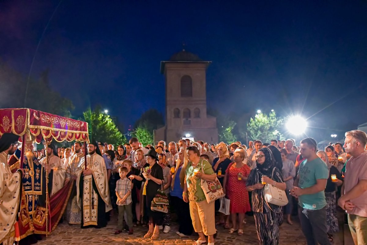 Procesiune cu Epitaful Preasfintei Născătoare de Dumnezeu 123717