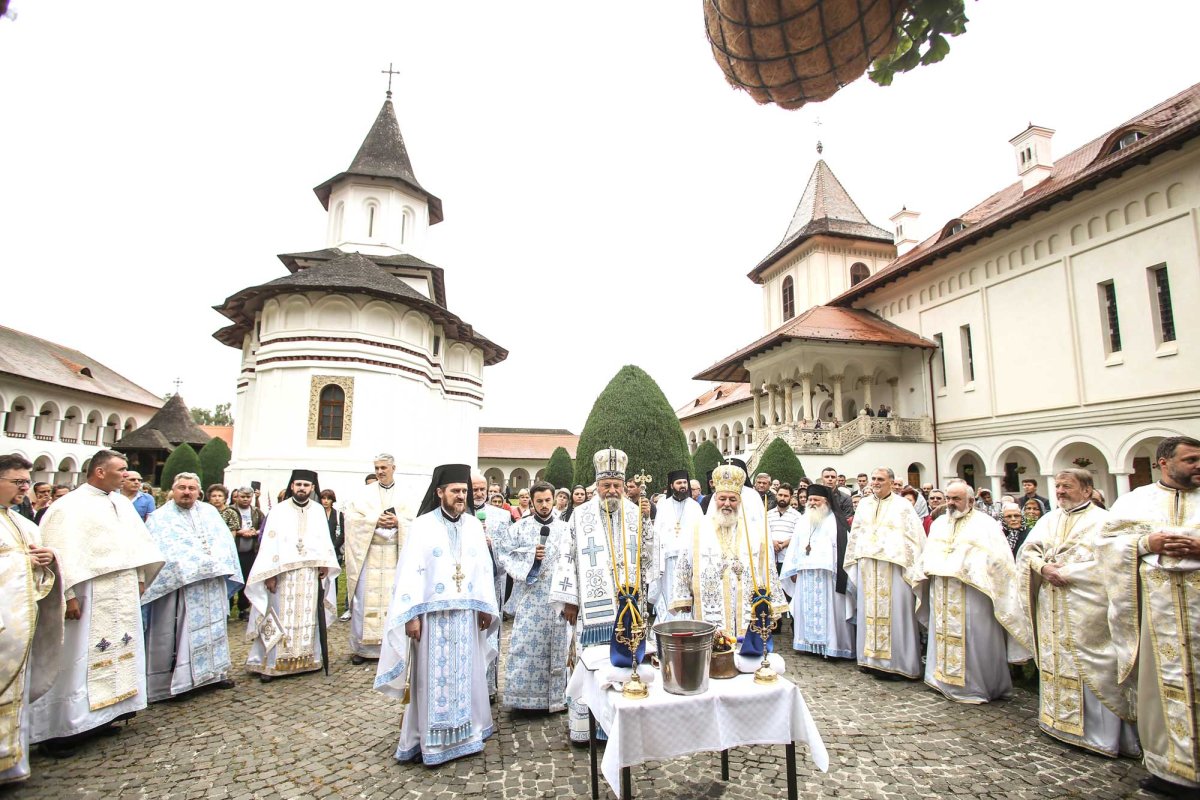 Slujiri arhierești la sărbătoarea Adormirii Maicii Domnului 123843