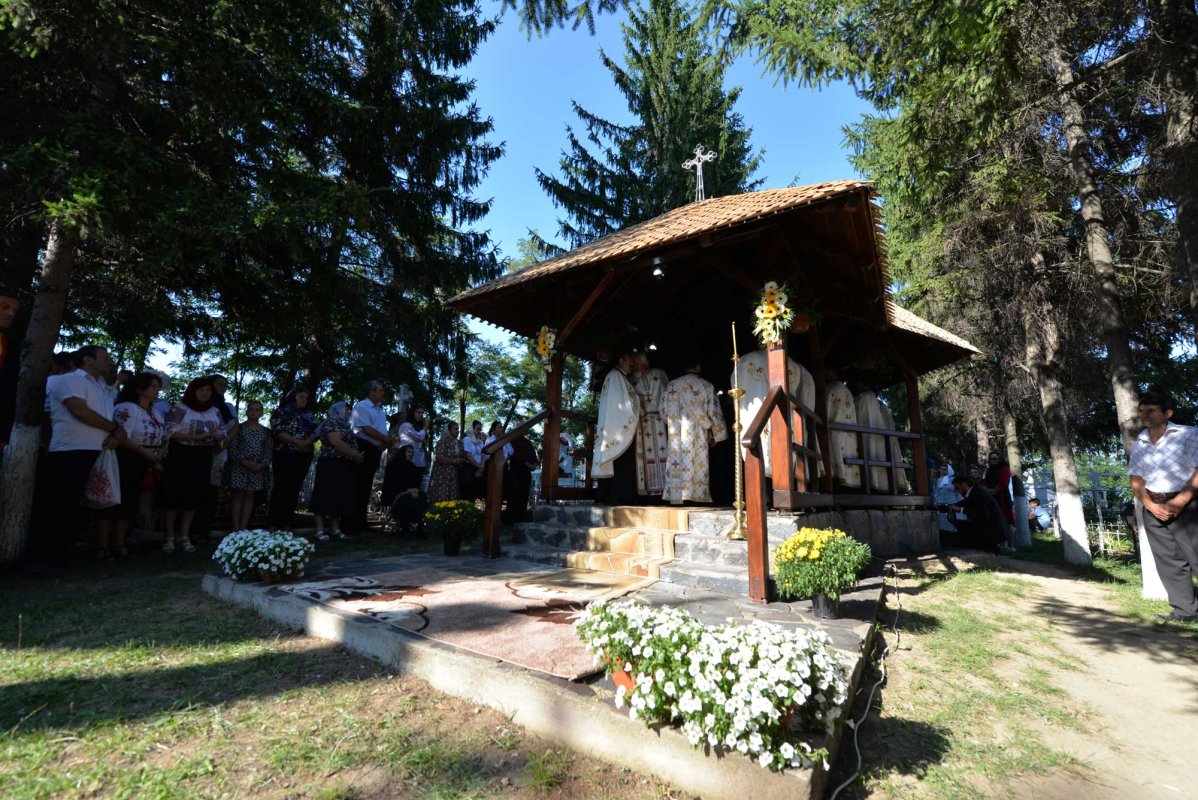 IPS Mitropolit Teofan a sfinţit altarul de vară al Parohiei Poieniţa 124035