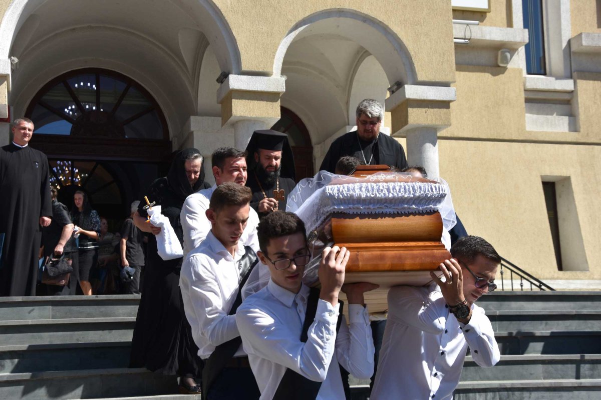 Mama Preasfințitului Lucian a fost înmormântată 124002