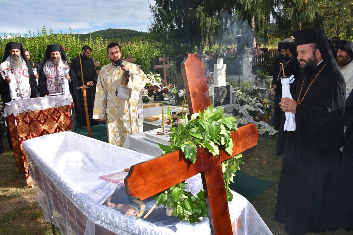 Mama Preasfințitului Lucian a fost înmormântată 124003