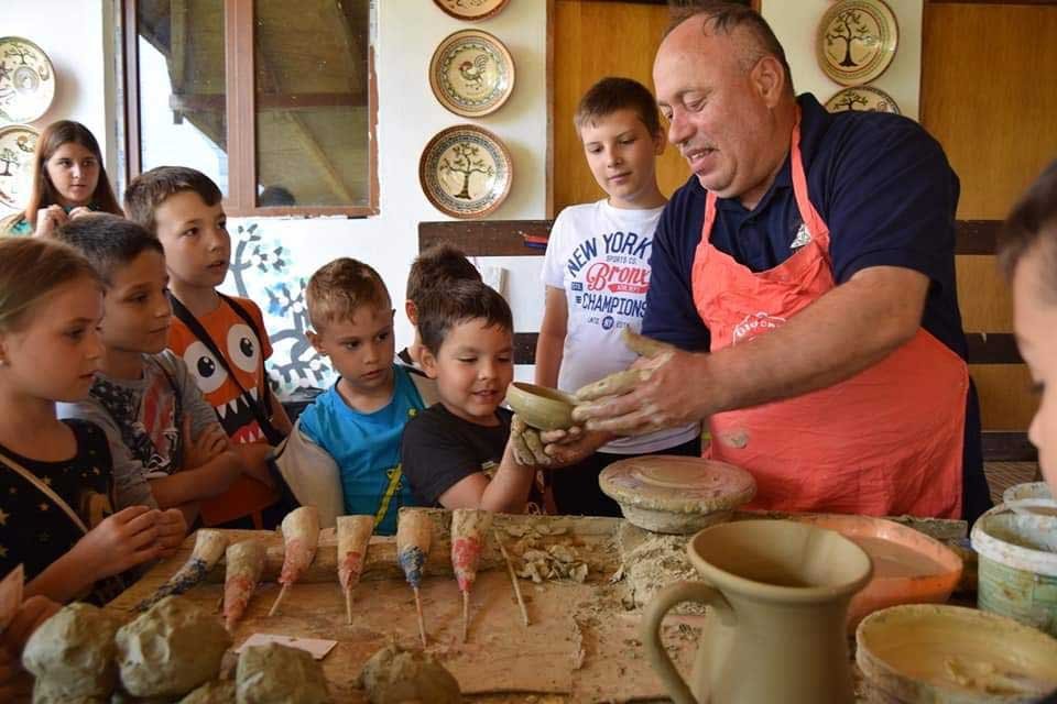 Pelerinaje şi activităţi catehetice în parohiile oltene 123994