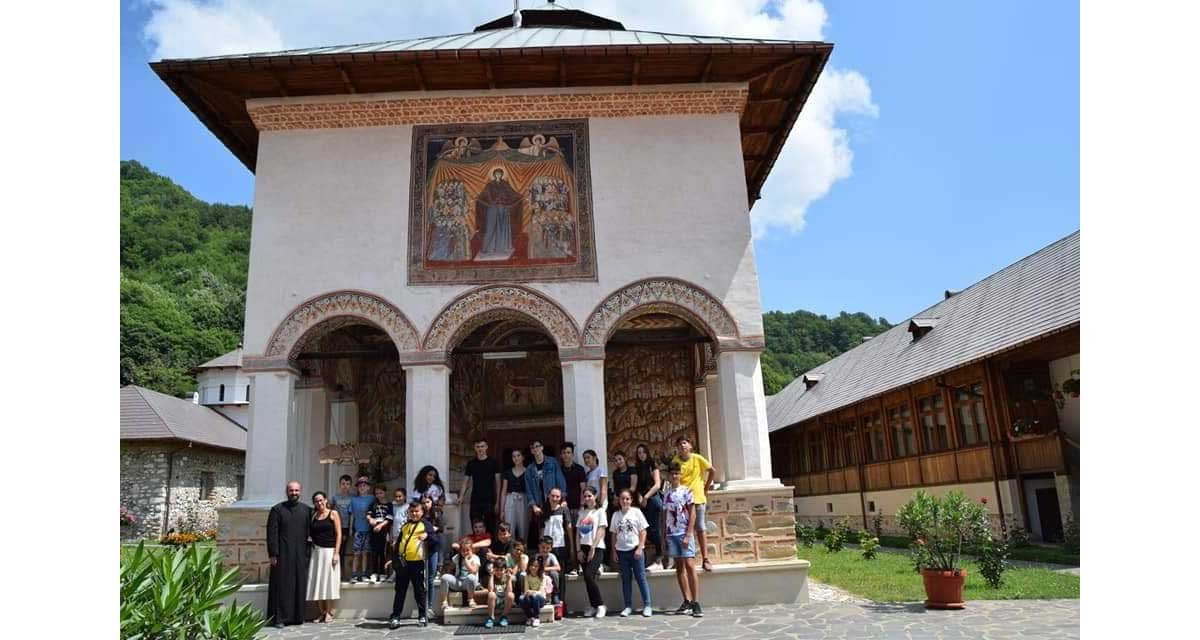 Pelerinaje şi activităţi catehetice în parohiile oltene 123995