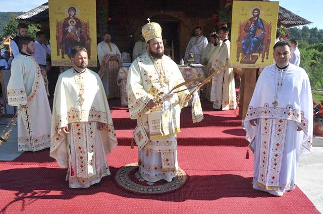 Slujiri arhierești în duminica a IX-a după Rusalii 124025