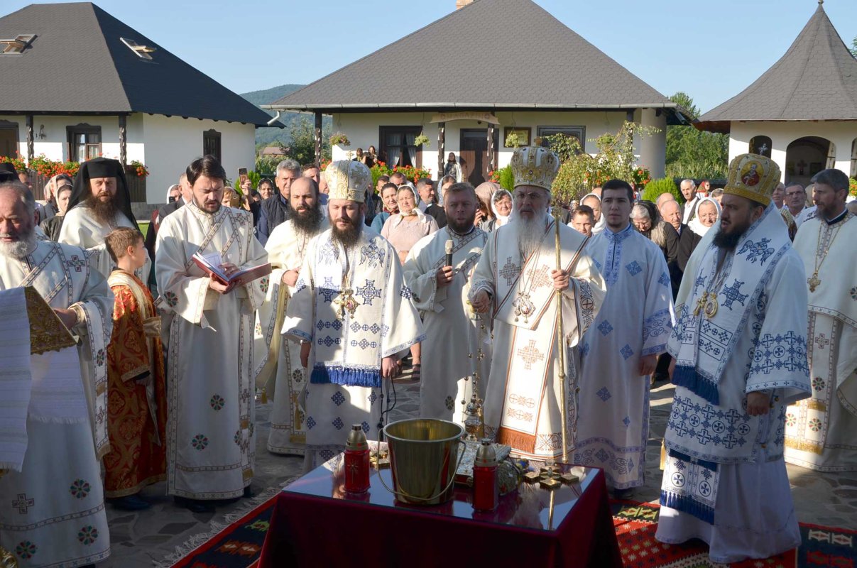 Trei arhierei au sfinţit biserica Schitului Marginea 124037