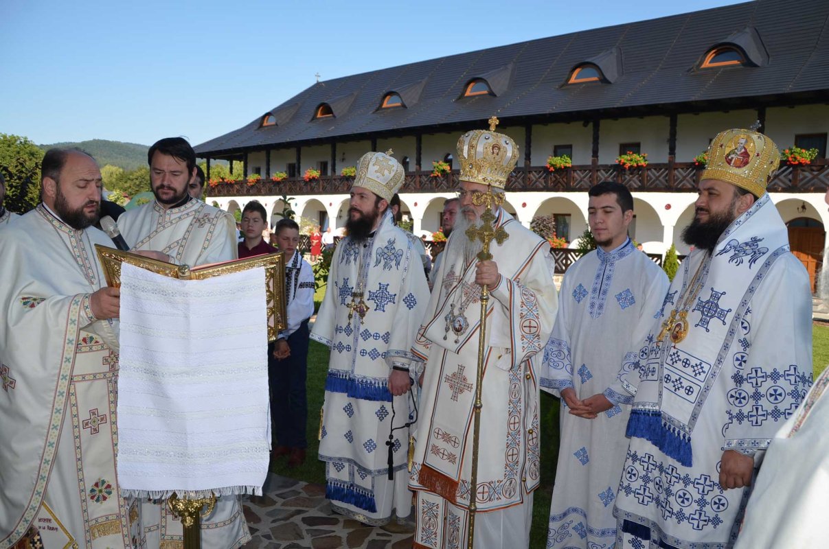 Trei arhierei au sfinţit biserica Schitului Marginea 124038