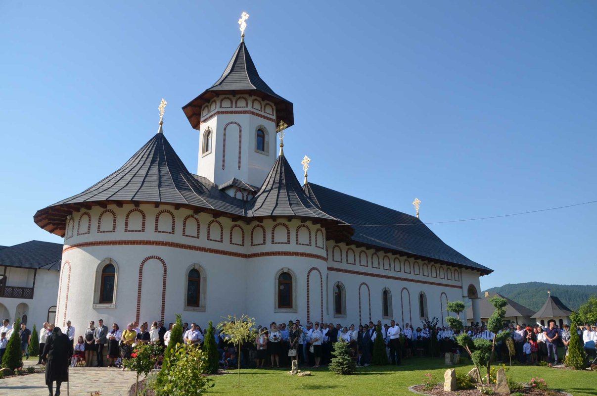 Trei arhierei au sfinţit biserica Schitului Marginea 124039