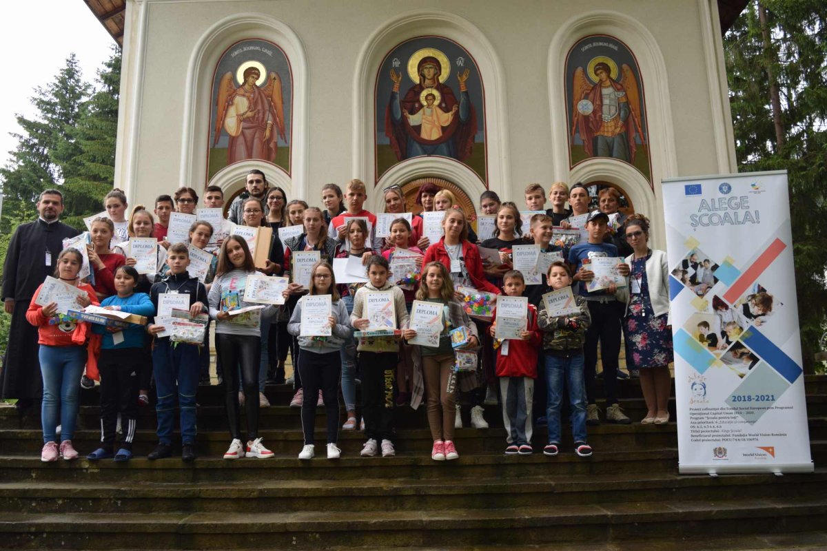 300 de copii la tabăra „Licăr de lumină” 124049