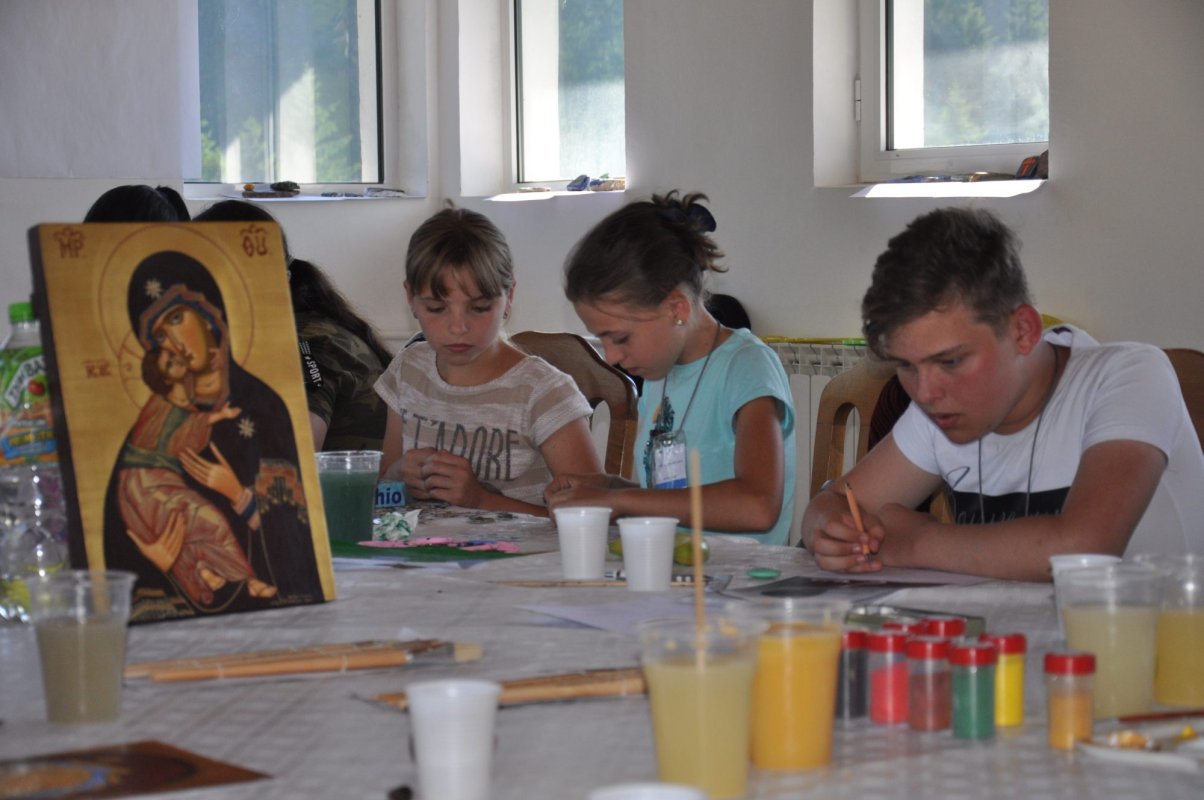 300 de copii la tabăra „Licăr de lumină” 124050