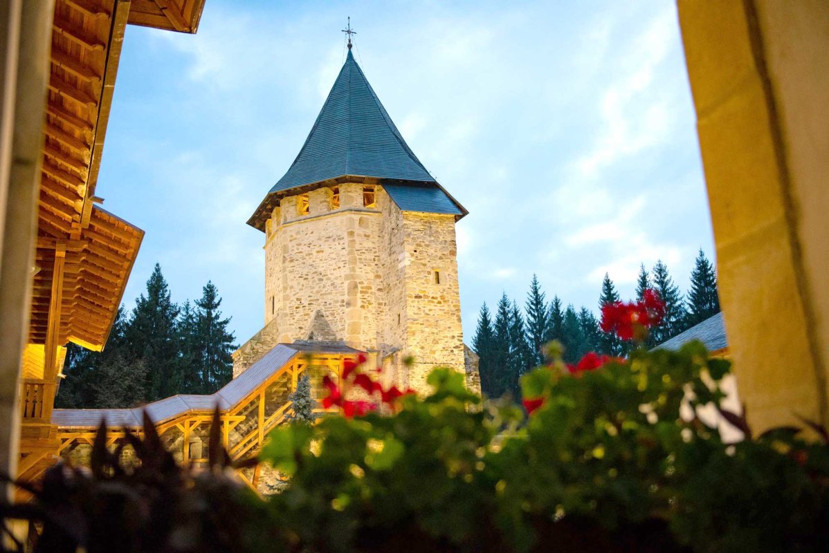 Simpozionul „Credinţă. Cultură. Transmitere” la Mănăstirea Putna 124217