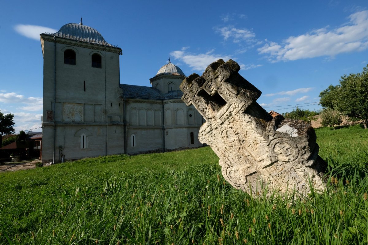 Cerneți, mănăstirea ca o tindă de rai 124317