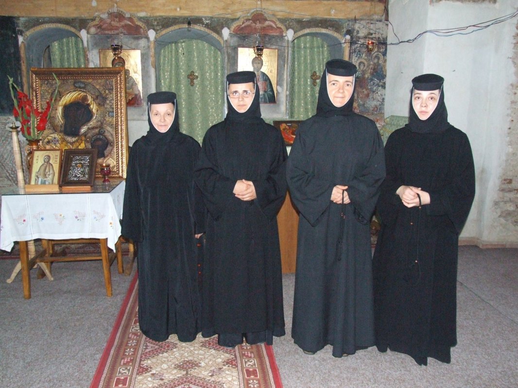 Cerneți, mănăstirea ca o tindă de rai 124319