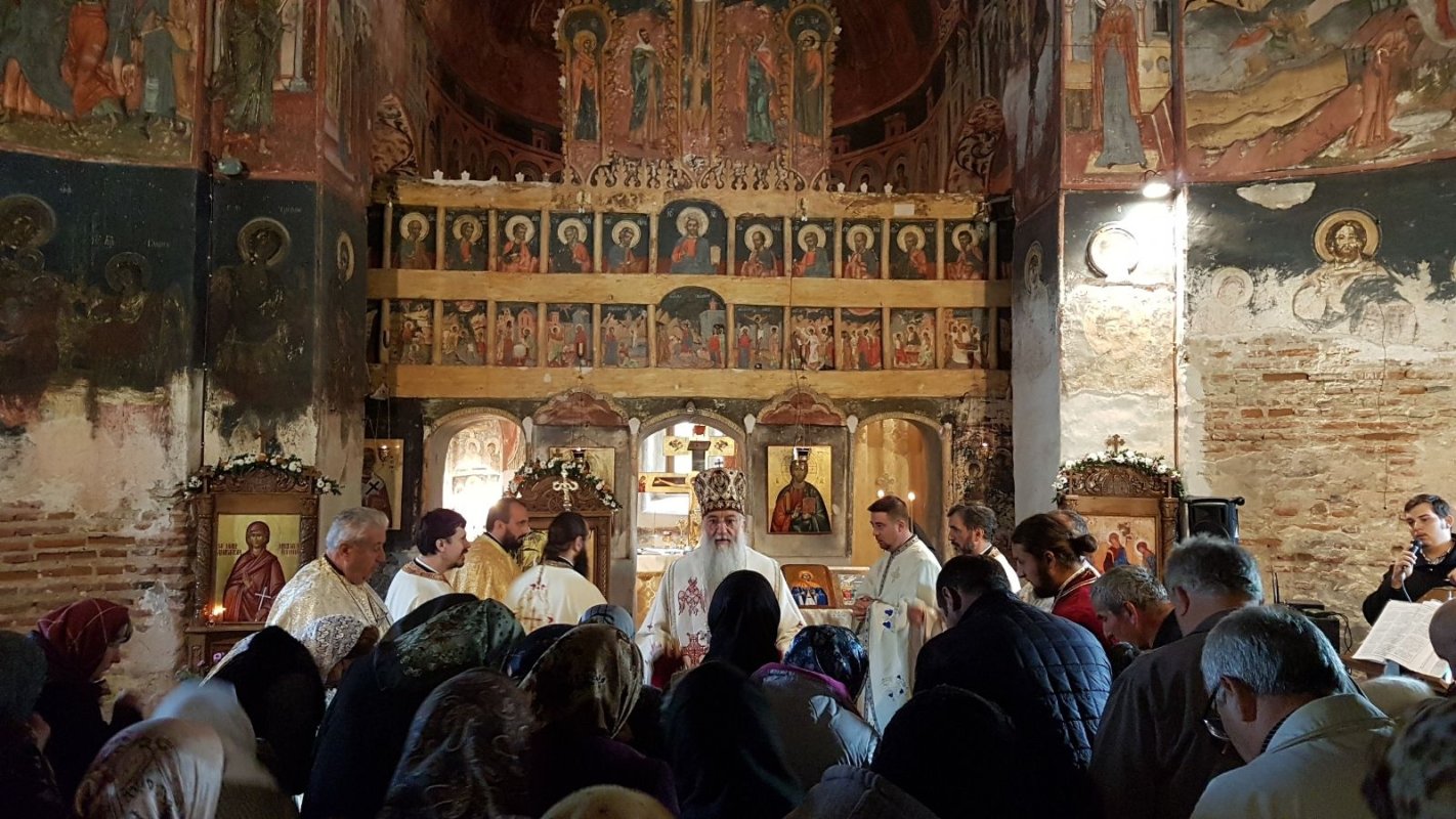 Cerneți, mănăstirea ca o tindă de rai 124320