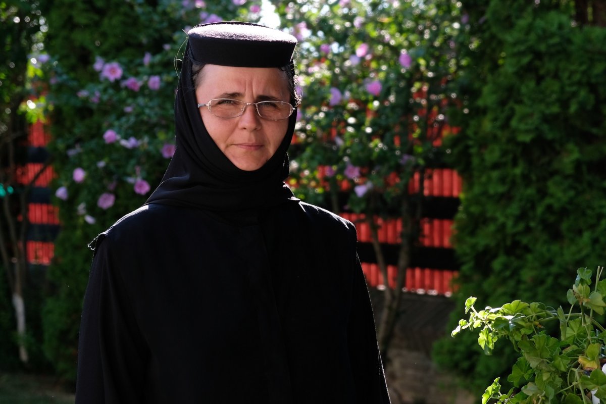 Cerneți, mănăstirea ca o tindă de rai 124532