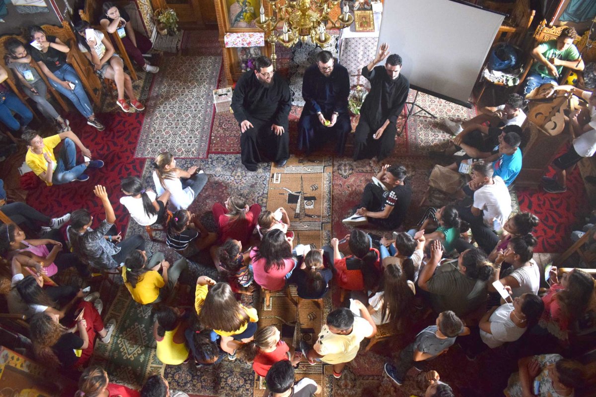 „Tabăra bucuriei” pentru 100 de tineri şi copii de etnie romă 124393