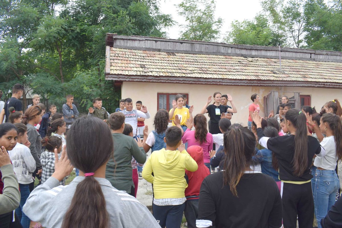 „Tabăra bucuriei” pentru 100 de tineri şi copii de etnie romă 124407