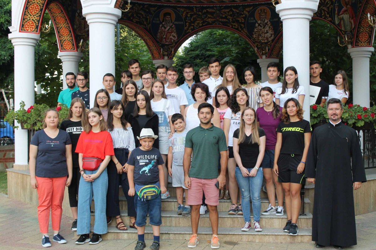 Tineri din Buzău și Vrancea la tabăra „Tradiție și noutate” 124415