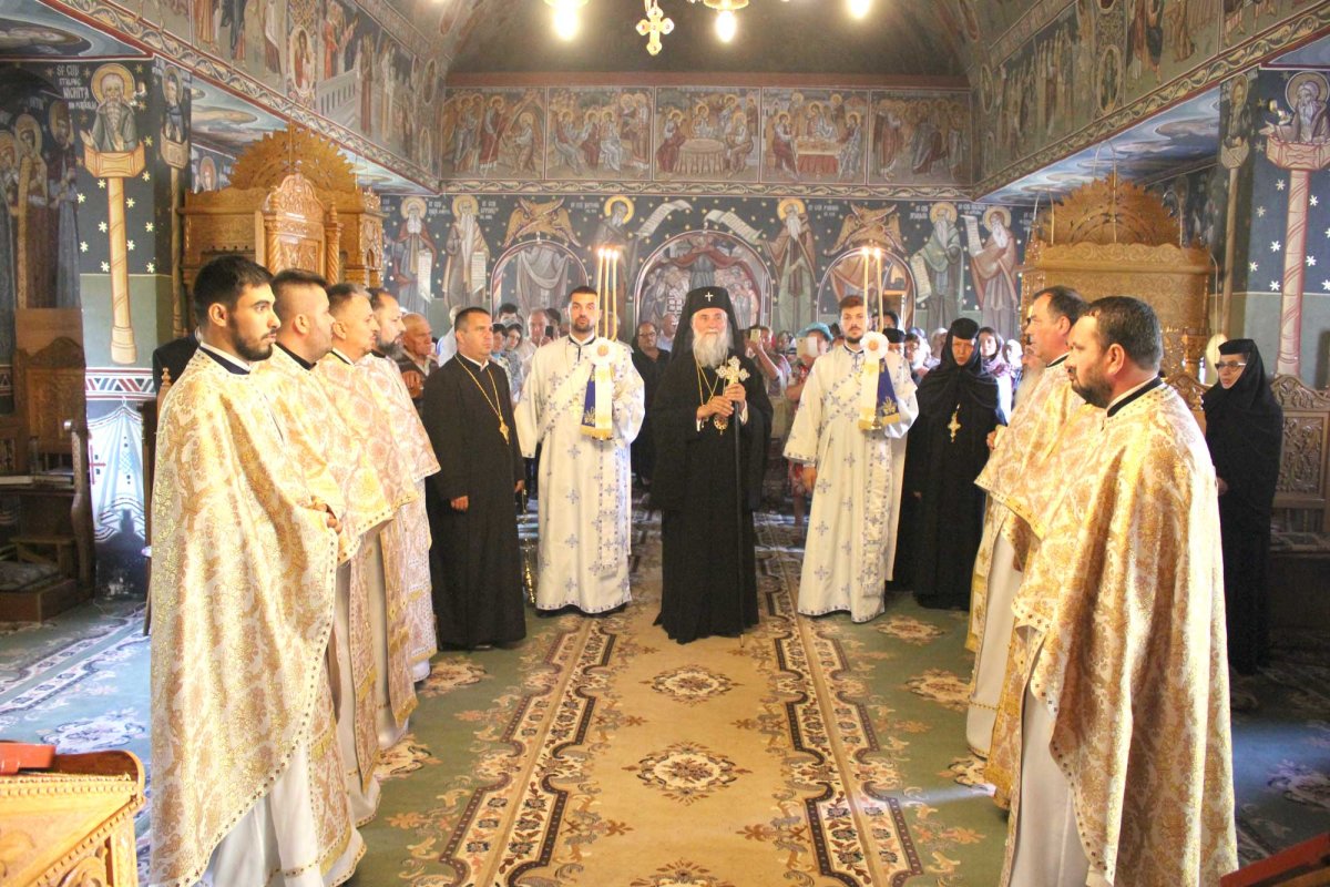 Liturghie arhierească la Mănăstirea Strâmba-Jiu 124588