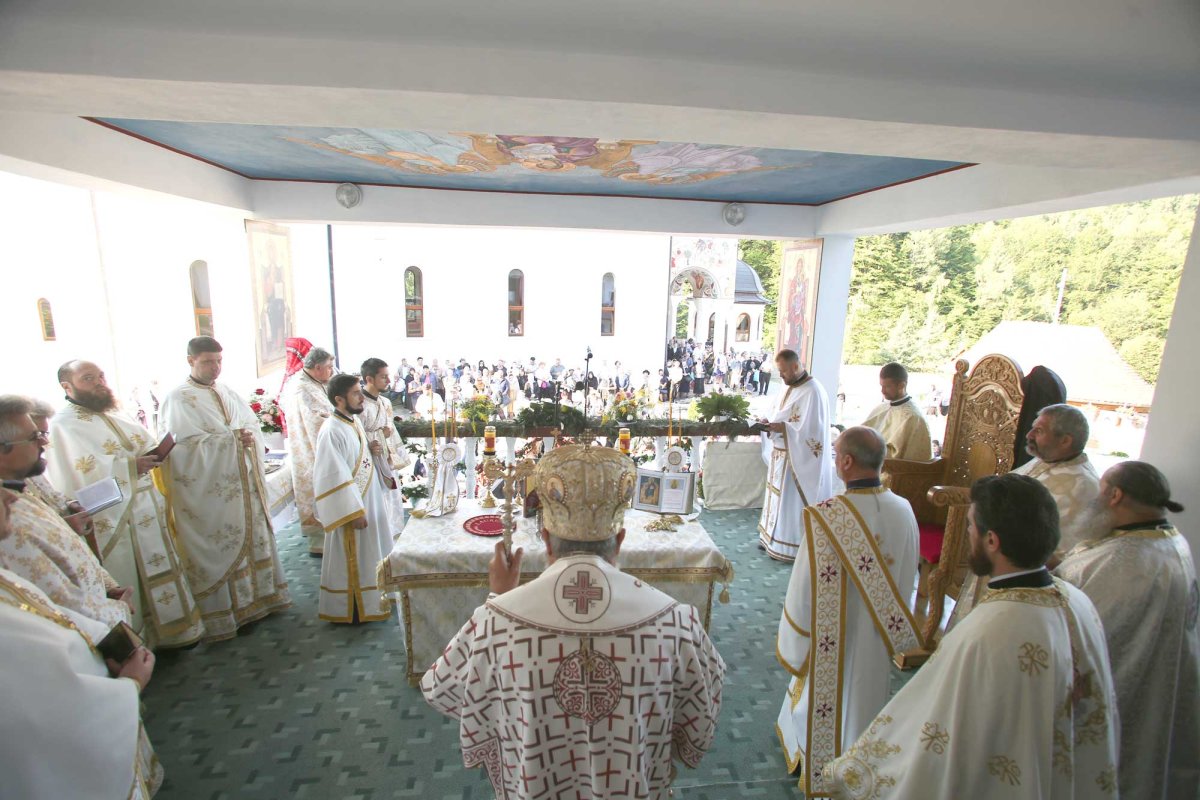 Slujiri arhierești în Duminica a X-a după Rusalii (a vindecării lunaticului) 124616