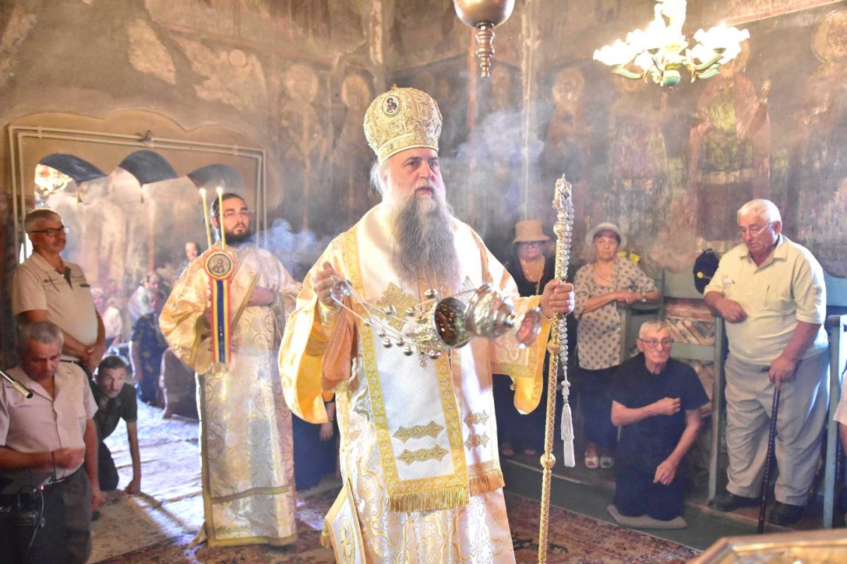 Liturghie arhierească în parohia vâlceană Bercioiu Ruda 124716