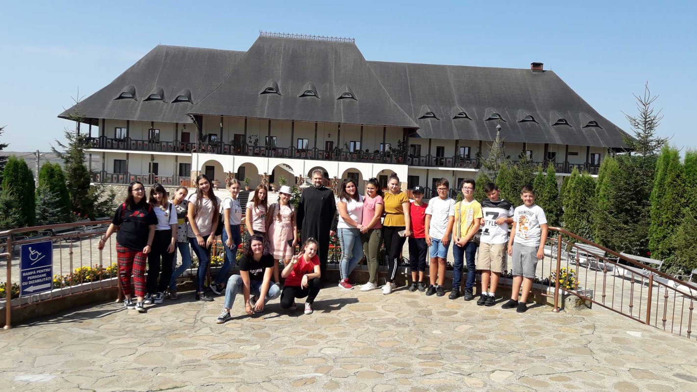 Pelerinaj al copiilor din Parohia Tomeşti I la mănăstirile din împrejurimile Iaşului 124811