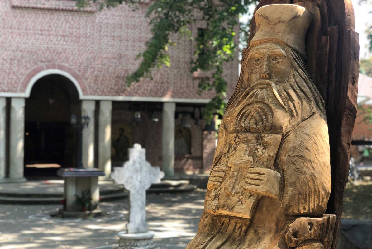 Sculptură unicat cu ctitorul primei şcoli publice din Botoşani, în curtea unei biserici 124813