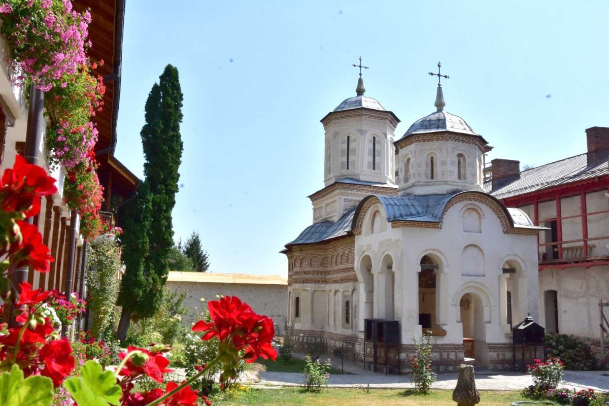 Sfinte Liturghii arhiereşti în trei mănăstiri oltene 124940