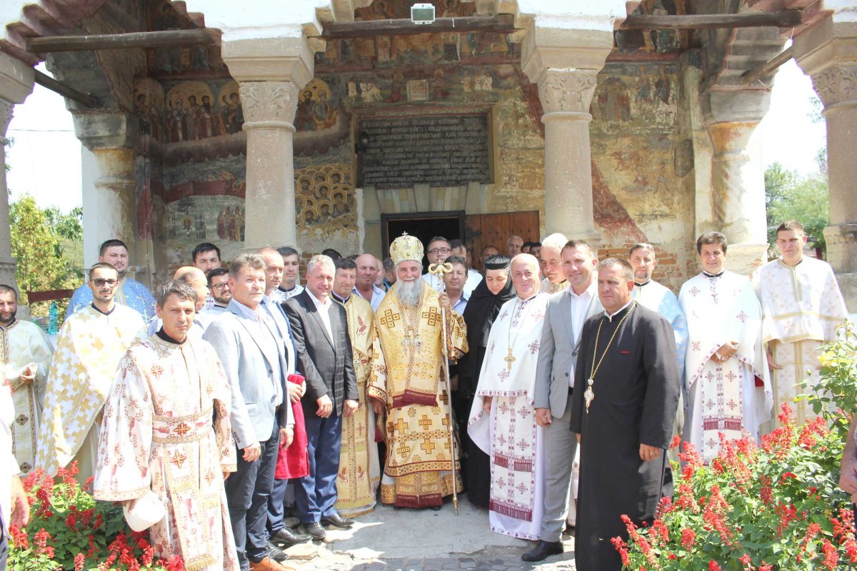 Sfinte Liturghii arhiereşti în trei mănăstiri oltene 124942