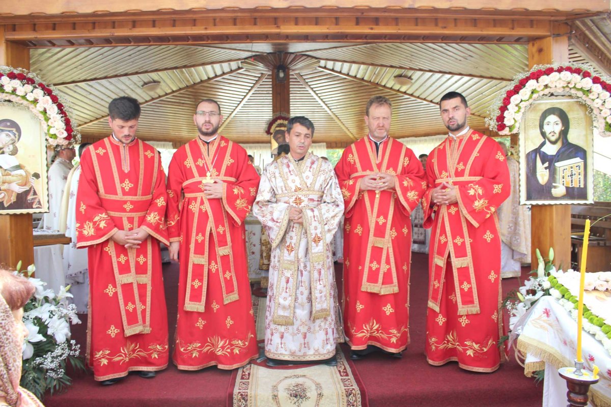 Sfinte Liturghii arhiereşti în trei mănăstiri oltene 124944