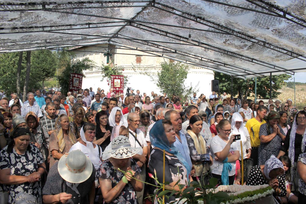 Sfinte Liturghii arhiereşti în trei mănăstiri oltene 124945