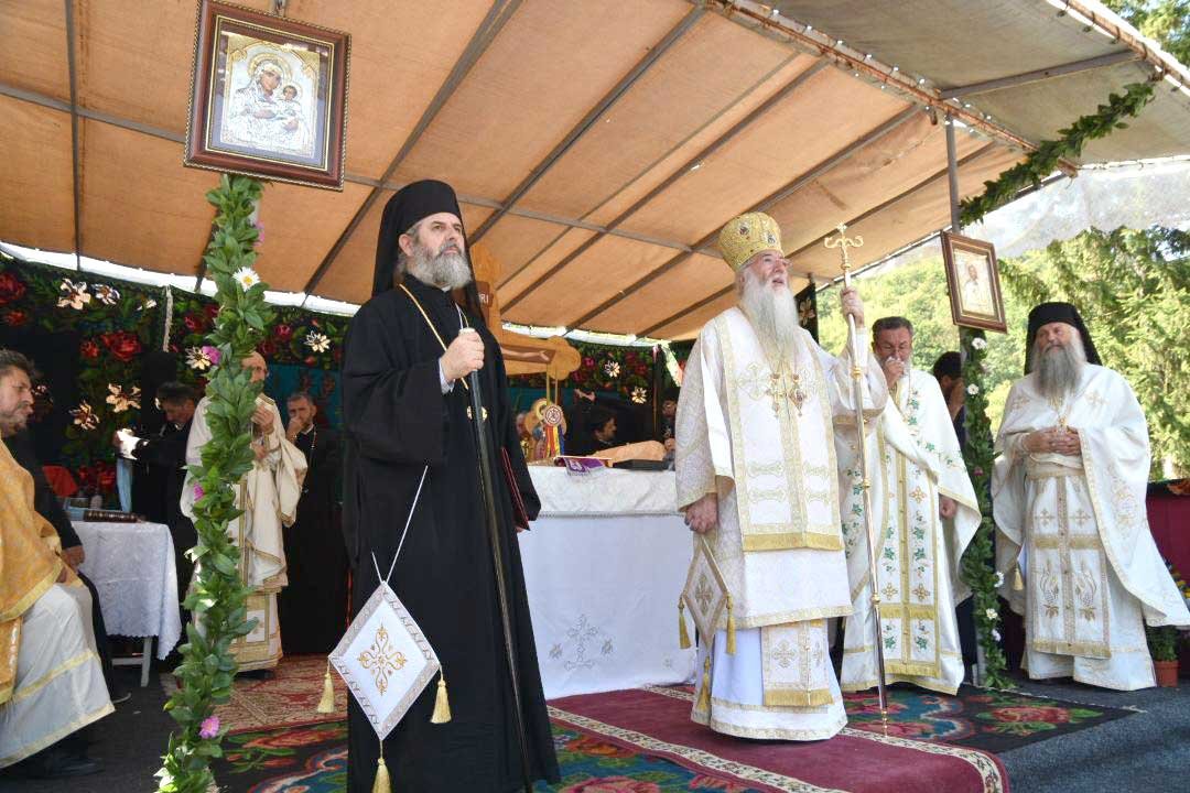 Sfinte Liturghii arhiereşti în trei mănăstiri oltene 124950