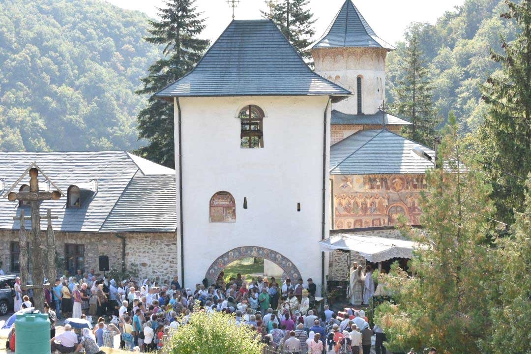 Sfinte Liturghii arhiereşti în trei mănăstiri oltene 124951