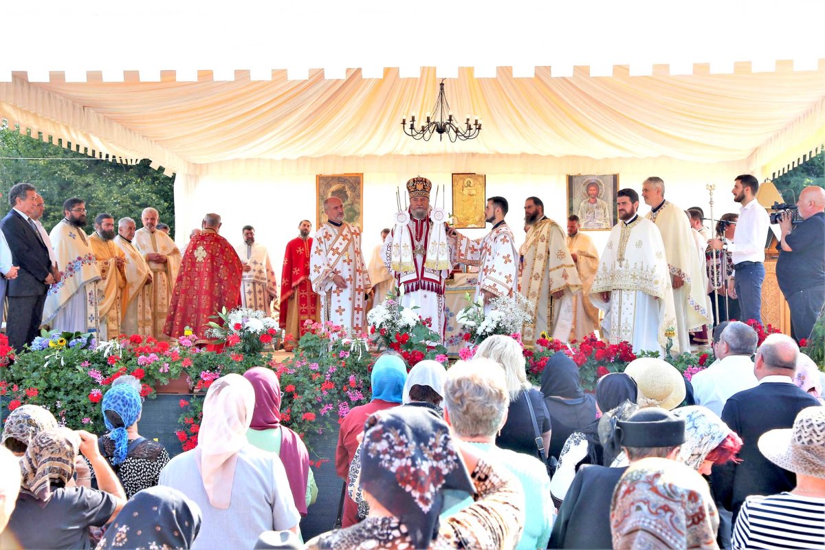 Slujiri arhiereşti şi hramuri la praznicul Tăierii capului Sfântului Ioan Botezătorul 124956