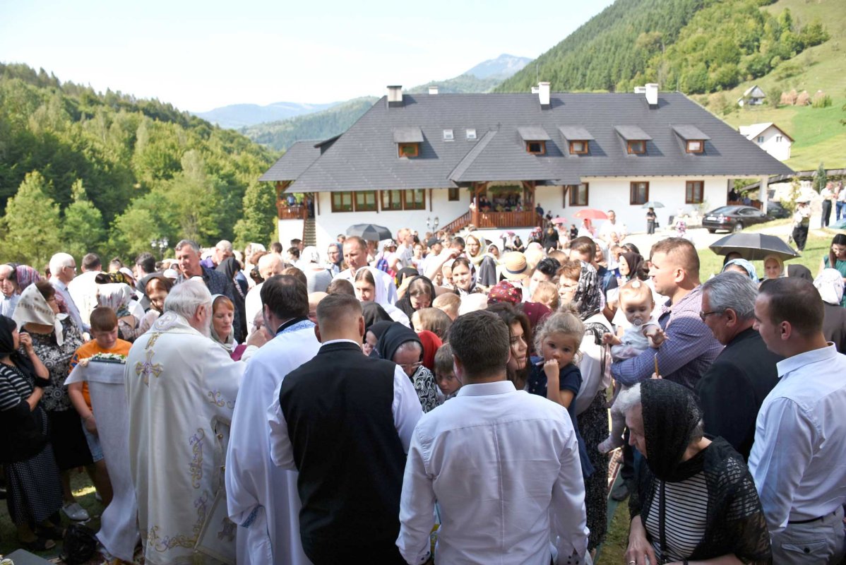 Slujiri arhiereşti şi hramuri la praznicul Tăierii capului Sfântului Ioan Botezătorul 124959