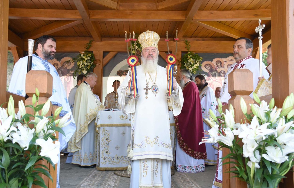 Slujiri arhiereşti şi hramuri la praznicul Tăierii capului Sfântului Ioan Botezătorul 124960