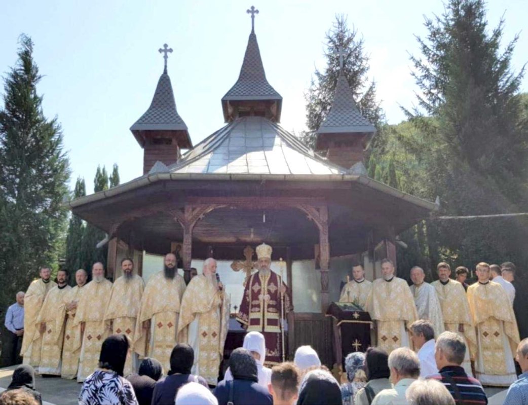 Slujiri arhiereşti şi hramuri la praznicul Tăierii capului Sfântului Ioan Botezătorul 124965