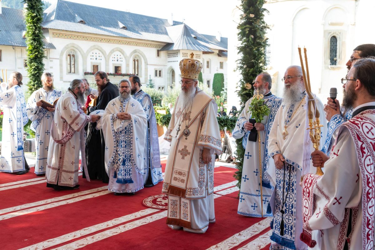 Mănăstirea Putna - 550 de ani înălţaţi la cer şi dăruiţi Preasfintei Treimi 124975