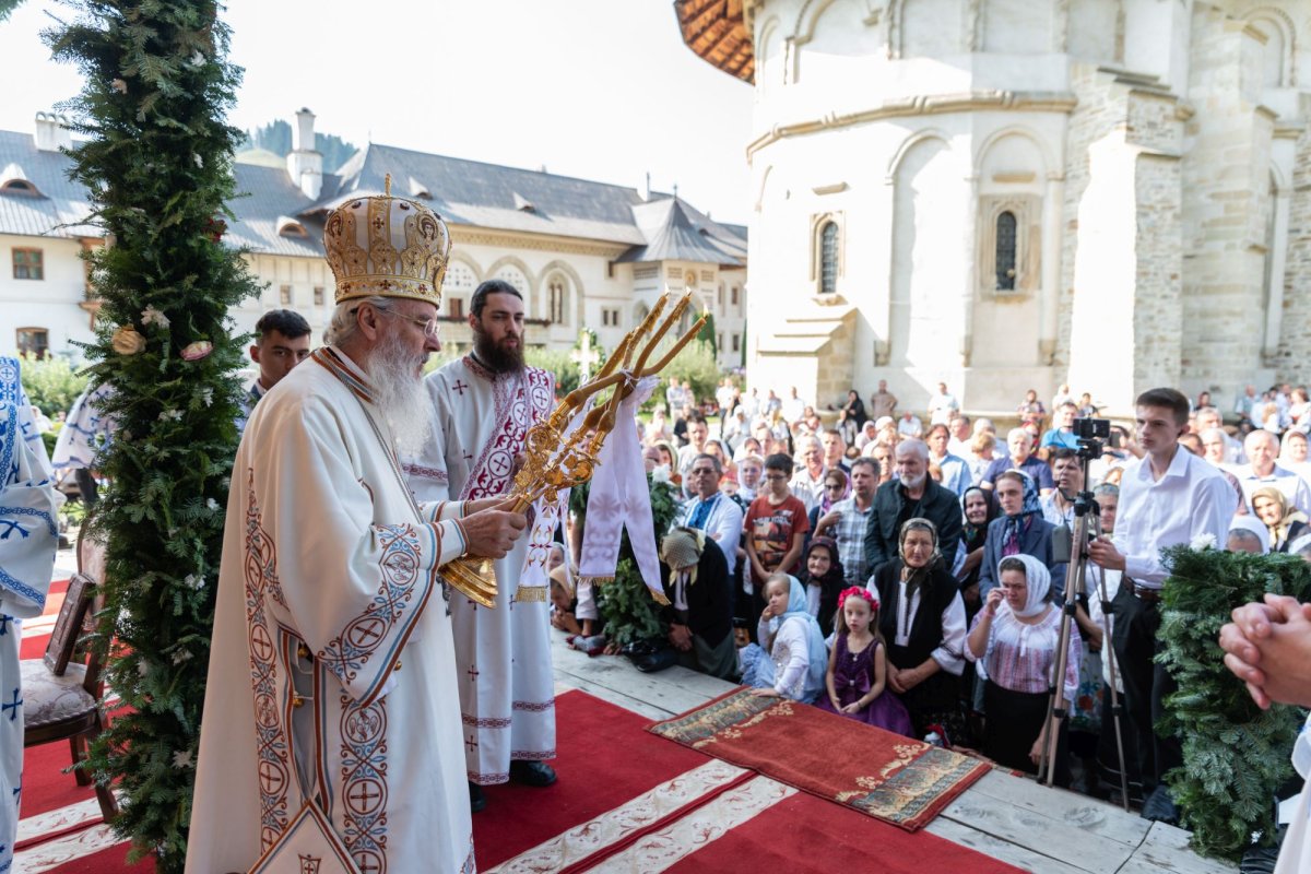 Mănăstirea Putna - 550 de ani înălţaţi la cer şi dăruiţi Preasfintei Treimi 124976
