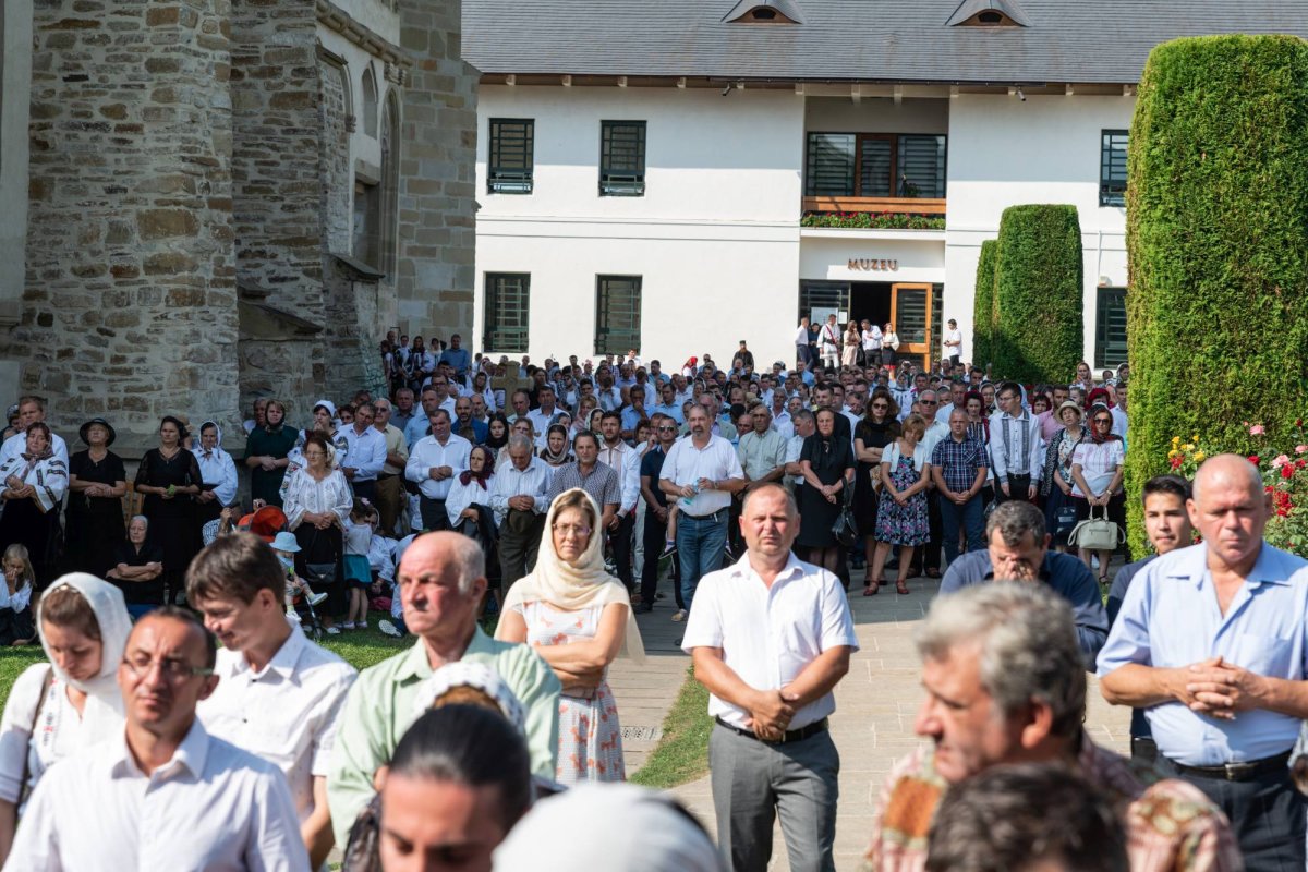 Mănăstirea Putna - 550 de ani înălţaţi la cer şi dăruiţi Preasfintei Treimi 124977