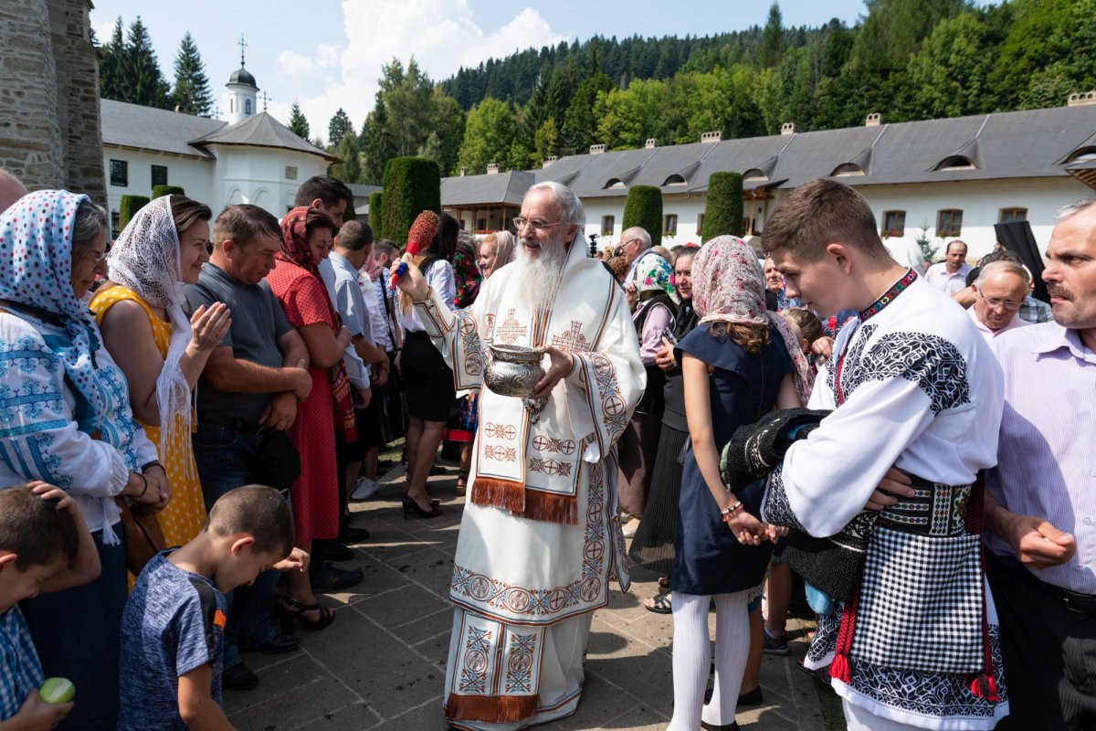 Mănăstirea Putna - 550 de ani înălţaţi la cer şi dăruiţi Preasfintei Treimi 124978