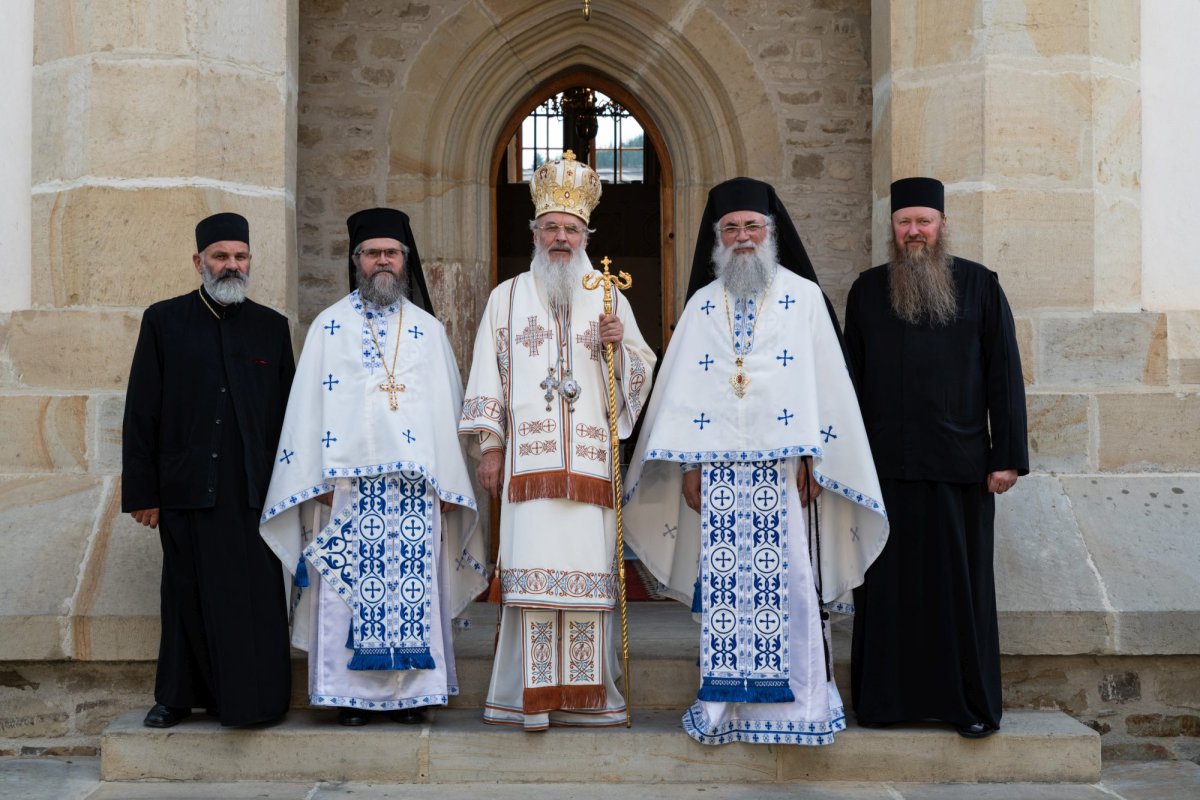 Mănăstirea Putna - 550 de ani înălţaţi la cer şi dăruiţi Preasfintei Treimi 124979