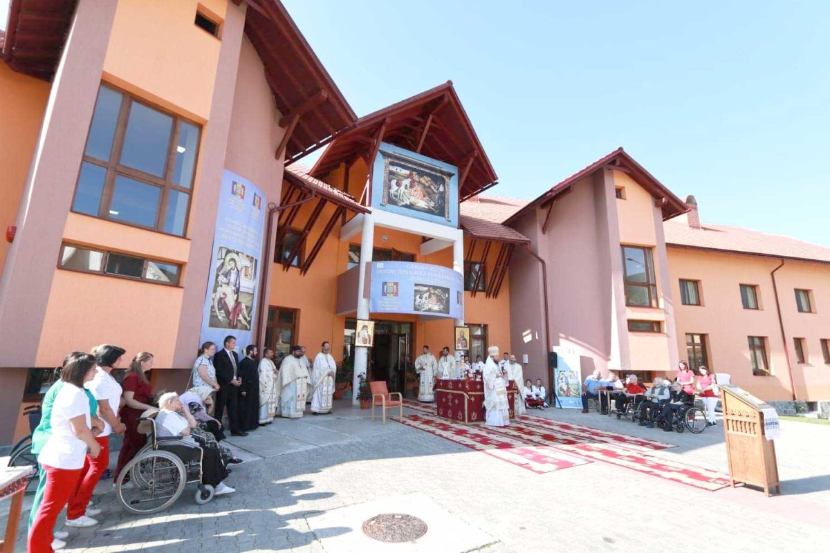 Slujiri arhiereşti şi hramuri 124988