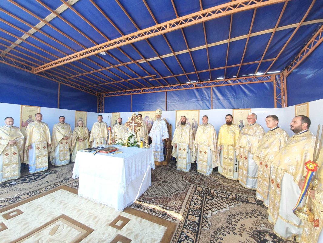 Slujiri arhiereşti şi hramuri 124989