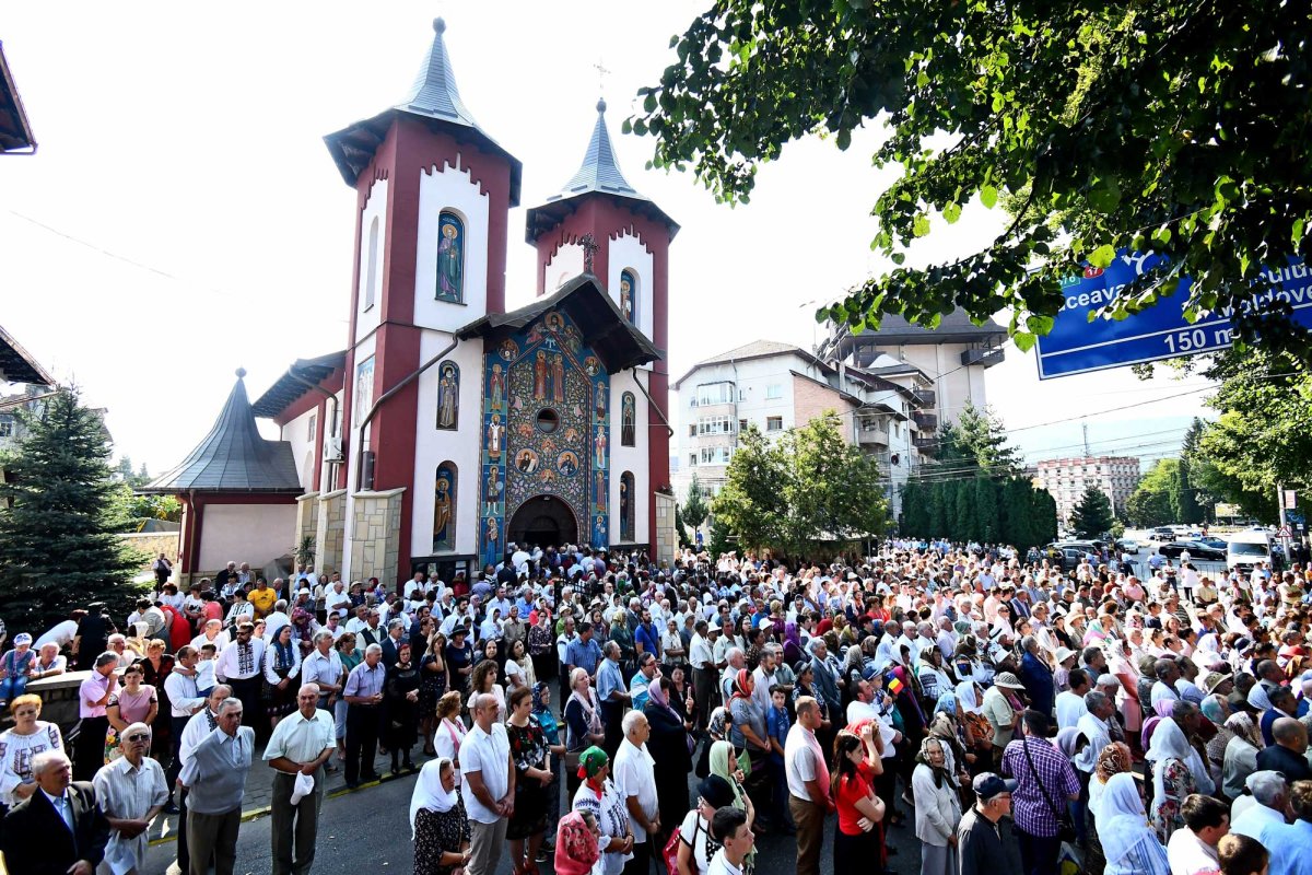 Biserica „Sfinţii Împăraţi Constantin şi Elena” din Gura Humorului a primit veşmântul sfinţirii 125159