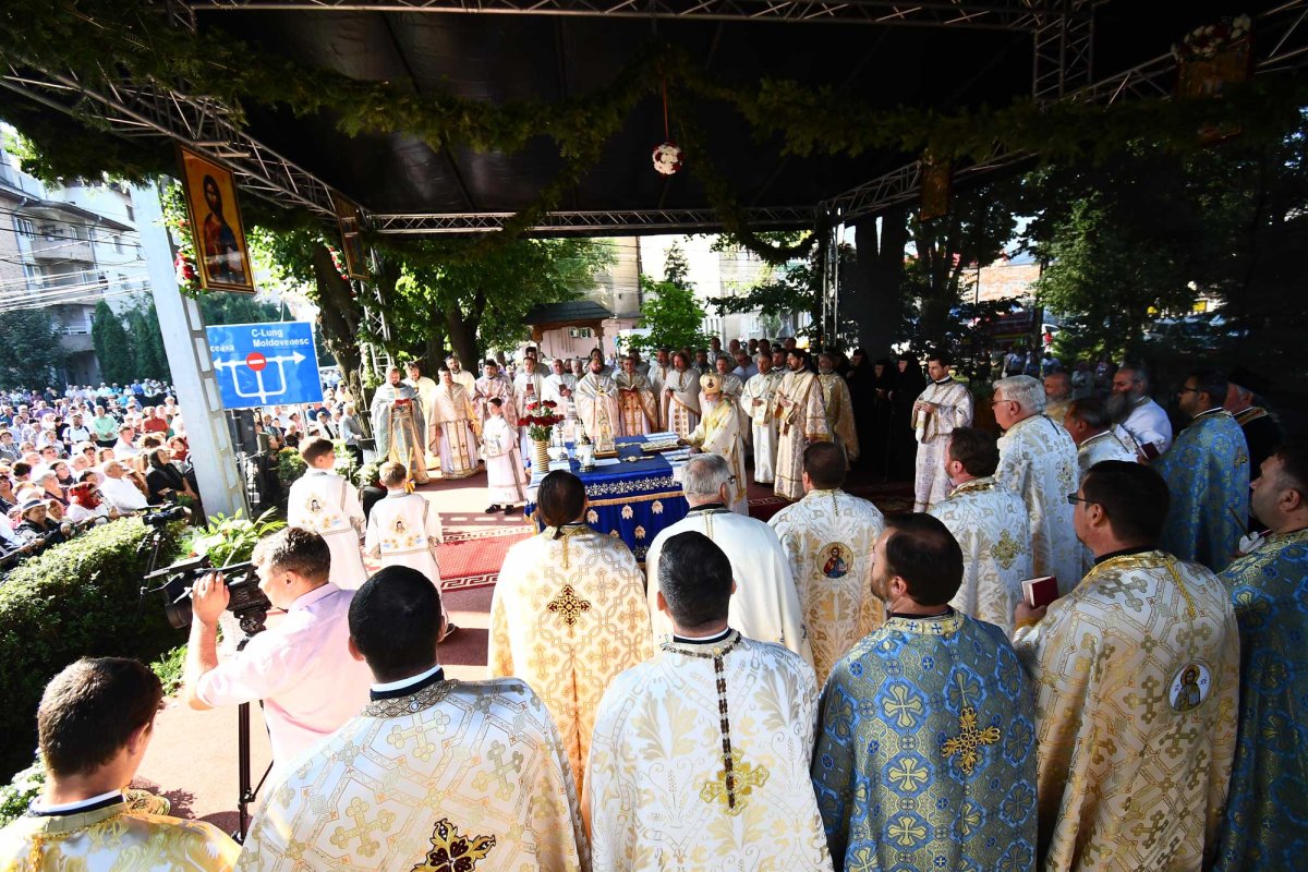 Biserica „Sfinţii Împăraţi Constantin şi Elena” din Gura Humorului a primit veşmântul sfinţirii 125160