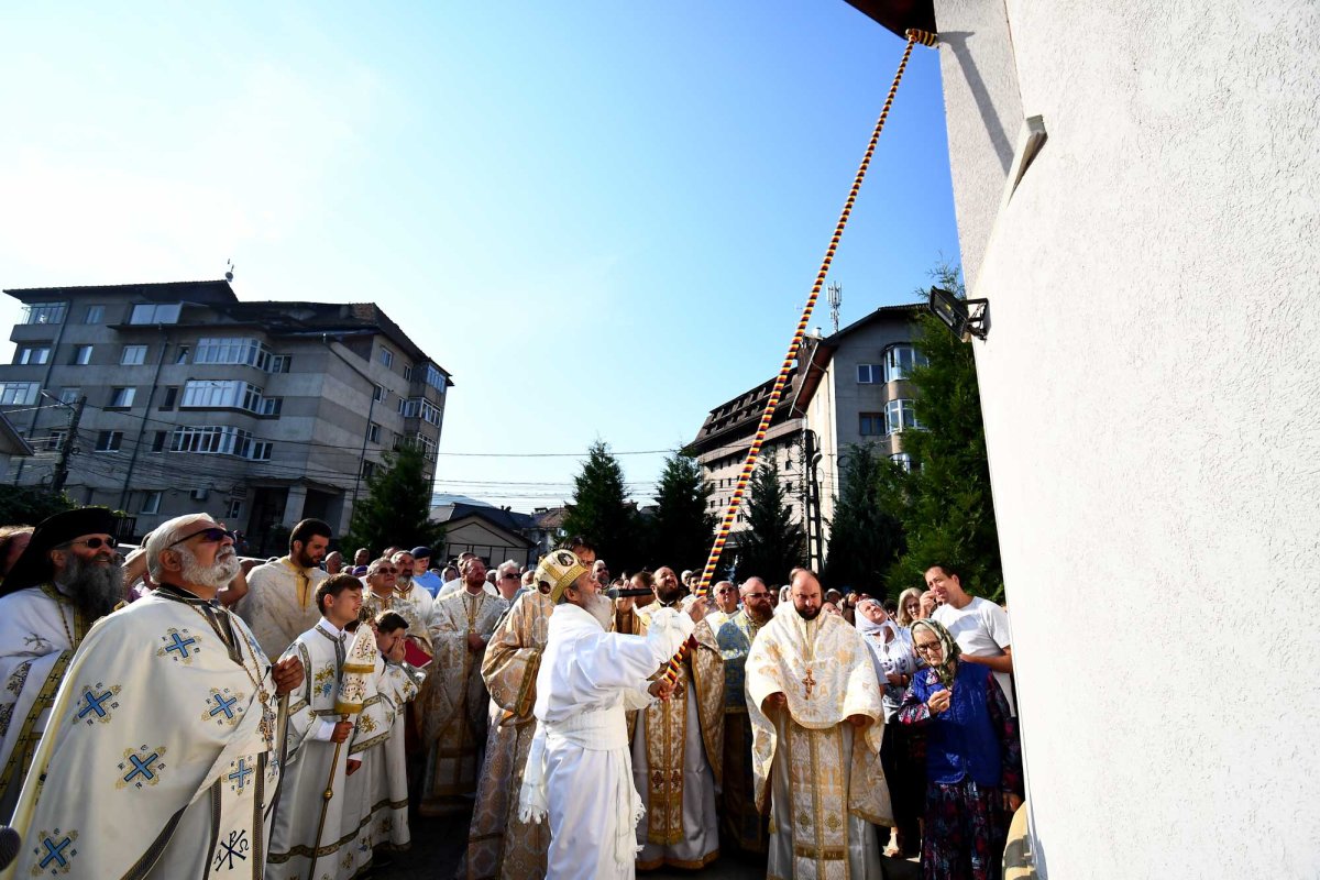 Biserica „Sfinţii Împăraţi Constantin şi Elena” din Gura Humorului a primit veşmântul sfinţirii 125161