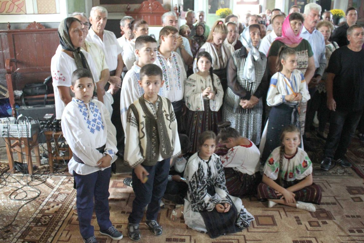 Slujbă arhierească la centenarul bisericii din Teleşti 125087