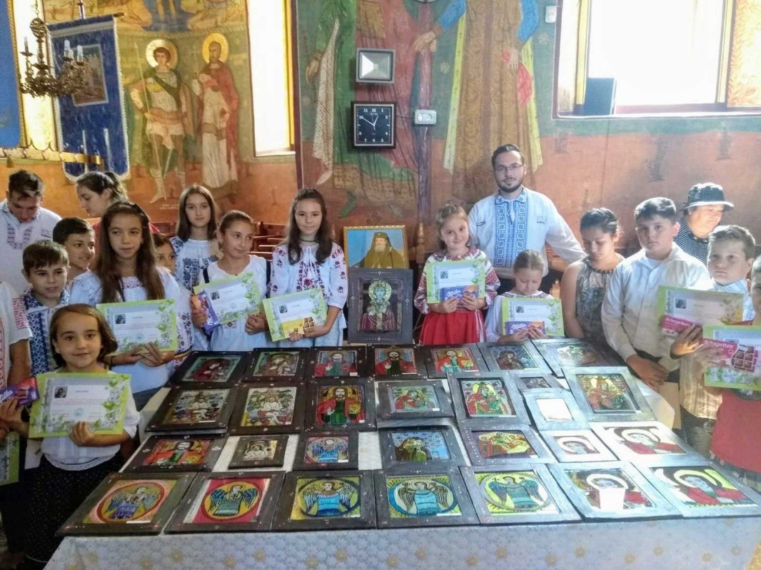 Expoziție de icoane pe sticlă la Tărlungeni, Brașov 125205