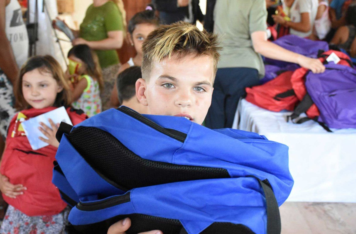 275 de ghiozdane pentru copiii rromi de la Pata Rât – Cluj, dăruite de Părintele Mitropolit Andrei 125286