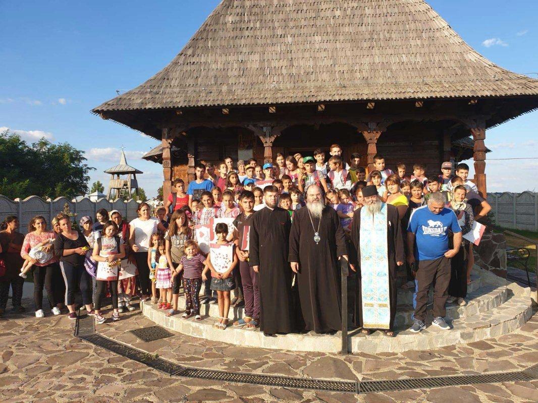 A reînceput programul „Un ghiozdan pentru noul an şcolar” în Episcopia Huşilor 125769